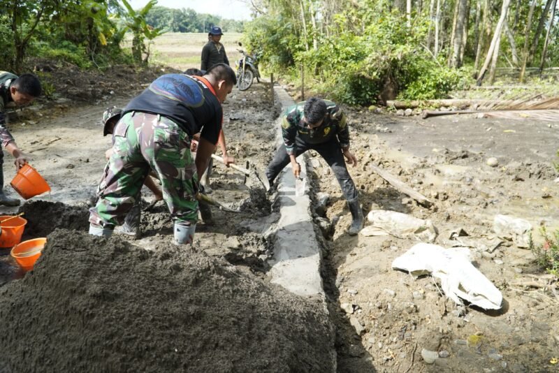 Minggu (18/5/2025), para personel TNI yang tergabung dalam Satgas TMMD melanjutkan pengerjaan talud di Desa Temmabarang, Kecamatan Penrang, Kabupaten Wajo, Sulawesi Selatan