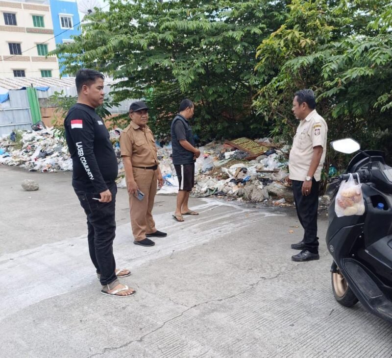 Perumda PD Pasar Unit Sentral Mall Makassar menggelar kerja bakti  bersama Pemerintah Kelurahan Ende Kecamatan Wajo di Jalan KH. Ramli, Selasa (20/5/2025)