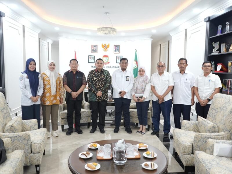 Plt Direktur Utama PDAM Kota Makassar, Hamzah Ahmad, mendampingi Wali Kota Makassar, Munafri Arifuddin, menerima kunjungan Kepala BBPJN Sulsel, Asep Syarip Hidayat, di Ruang Kerja Wali Kota, Kamis (22/5/2025)