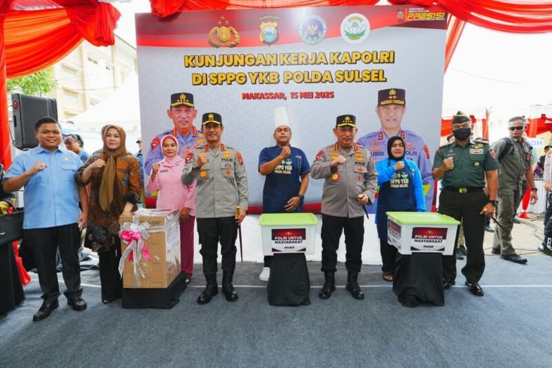 Kapolri Jenderal Listyo Sigit Prabowo meninjau Satuan Pelayanan Pemenuhan Gizi (SPPG) milik Polda Sulawesi Selatan (Sulsel) di Makassar, Kamis (15/5/2025)