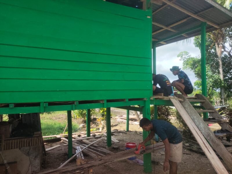 TMMD) ke-124 Kodim 1406/Wajo, dengan melanjutkan pekerjaan tahap akhir (finishing) program Rumah Tidak Layak Huni (RTLH) di salah satu rumah warga di Desa Temmabarang, Kecamatan Penrang, Kabupaten Wajo, Sulawesi Selatan, Sabtu (17/05/2025)