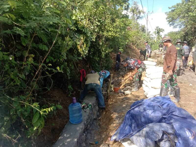 Pada hari ke-12 pelaksanaan kegiatan, Sabtu, 17 Mei 2025, Satuan Tugas (Satgas) TMMD Kodim 1406/Wajo melanjutkan pekerjaan pembangunan talud di Desa Temmabarang, Kecamatan Penrang, Kabupaten Wajo