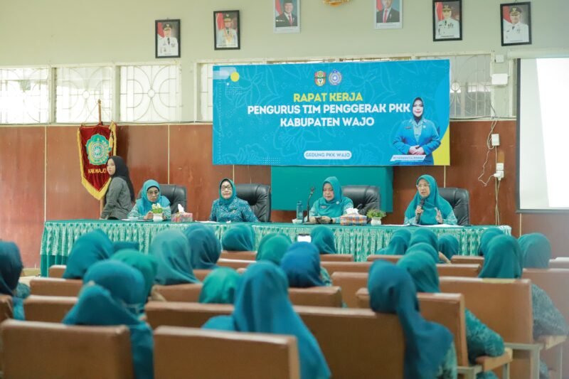 Tim Penggerak PKK Kabupaten Wajo menggelar Rapat Kerja (Raker) yang bertujuan untuk mengevaluasi pelaksanaan program kerja PKK dan merencanakan program kerja untuk tahun depan