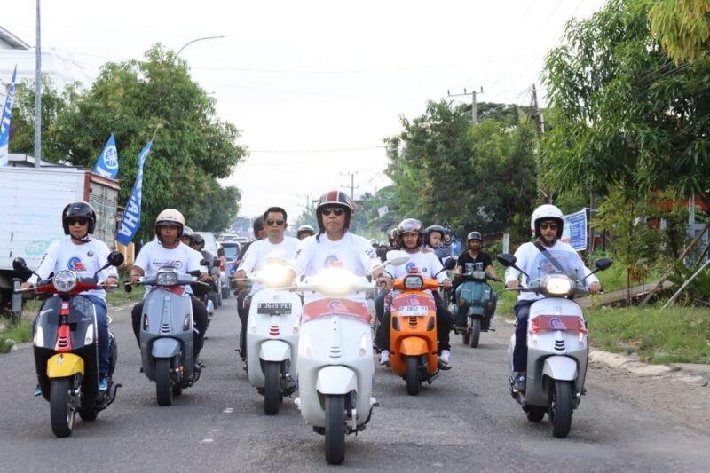 Kegembiraan terpancar dari Wajah Bupati Wajo, H.Andi Rosman saat Riding bersama Scooterist Wajo bertema Mods May Day 2025