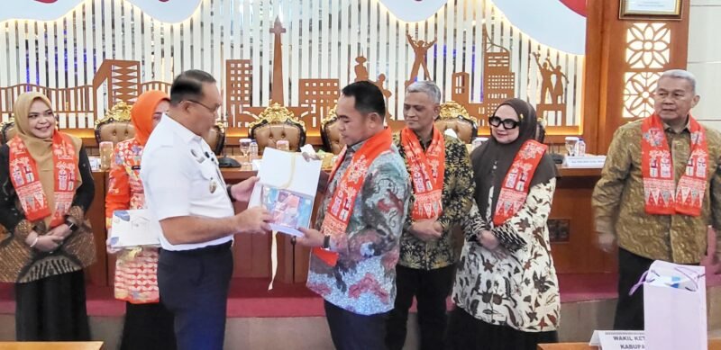 Wali Kota Jakarta Pusat, Arifin, memberikan cendera mata kepada Bupati Wajo, H. Andi Rosman, dalam rangka kunjungan kehormatan dan penjajakan kerja sama antar daerah