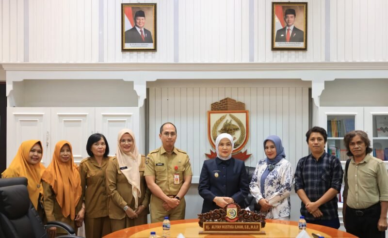 Wakil Wali Kota Makassar, Aliyah Mustika Ilham, menerima audiensi dari tim produksi film Doti: Tumbal Ilmu Hitam yang diproduksi oleh Ruang Visual Production di Ruang Wakil Wali Kota Lantai 2, Balaikota, Senin (23/6/2025)