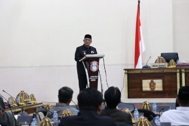 Wakil Bupati Wajo, H.Baso Rakhmanuddin menyampaikan jawaban pemerintah atqs tanggapan Fraksi pada Rapat Paripurna di DPRD Kabupaten Wajo