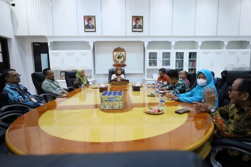 Wakil Wali Kota Makassar, Aliyah Mustika Ilham, menerima audiensi sekaligus silaturahmi dari Panitia Pelaksana Mukernas dan Kongres Nasional AFEB PTMA di Ruang Rapat Wakil Wali Kota Makassar lantai 2, Jumat (20/6/2025)