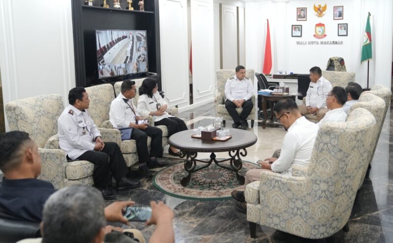 Wali Kota Makassar, Munafri Arifuddin, menerima kunjungan silaturahmi pengurus Perhimpunan Masyarakat Toraja Indonesia (PMTI) Kota Makassar di Kantor Balai Kota, Rabu (25/6/2025)