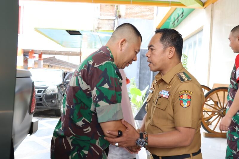 Sambutan Hangat di Bumi Lamaddukelleng. Bupati Wajo, H. Andi Rosman, menjemput langsung Danrem 141 Toddopuli, Brigjen TNI Andre Clift Rumbayan, di Hotel Sallo Mall Sengkang. Simbol sinergi erat antara Pemkab Wajo dan TNI