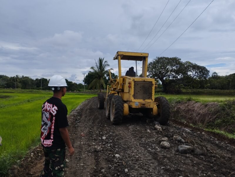Satgas TMMD ke-124 yang digelar oleh Kodim 1406/Wajo terus menggenjot progres pengerjaan infrastruktur jalan di Desa Temmabarang, Kecamatan Penrang, Kabupaten Wajo, Sulawesi Selatan