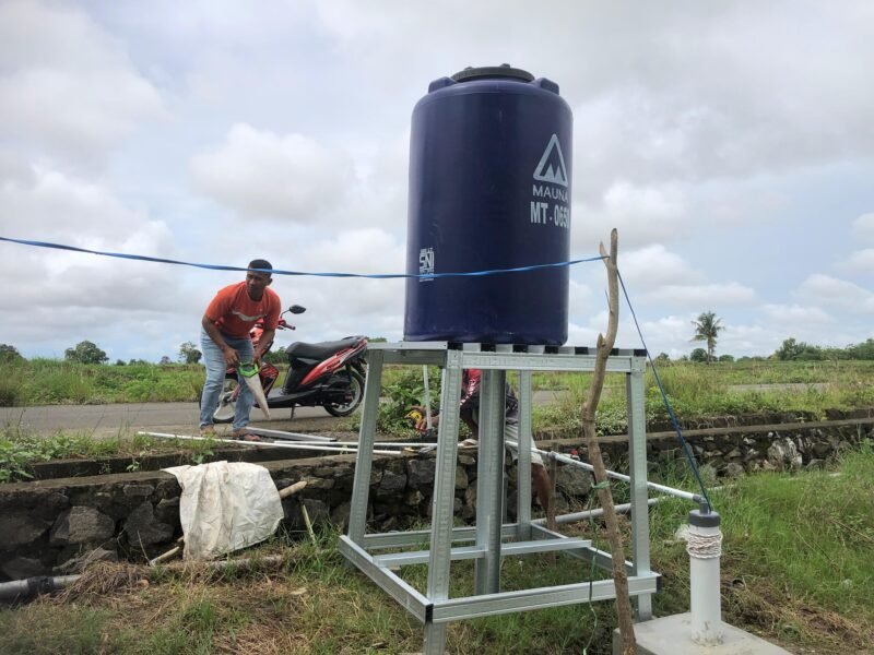 Setelah sukses membangun sumur bor air bersih, personel Satgas TMMD Kodim 1406/Wajo kini melanjutkan pemasangan tandon atau tempat penampungan air bersih di Desa Temmabarang, Kecamatan Penrang