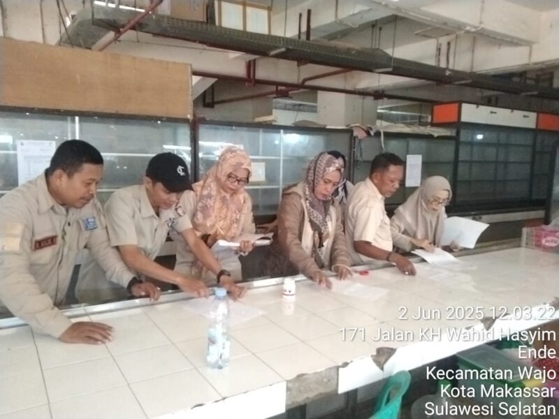 Direksi Perumda PD Pasar Makassar melakukan pemberian SP kepada pedagang lapak atau lods yang menunggak pembayaran di Pasar Sentral Makassar, Senin (02/6/2025)