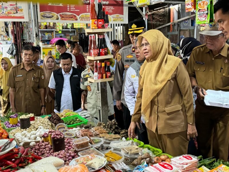 Menjelang Har Raya Idul Adha 1446 Hijriah, Pemerintah Kabupaten Wajo bersama jajaran Forkopimda melakukan pengecekan harga dan stok bahan pokok di sejumlah pasar tradisional. Hasilnya, stok sembako dinyatakan aman dan tidak ditemukan kelangkaan.