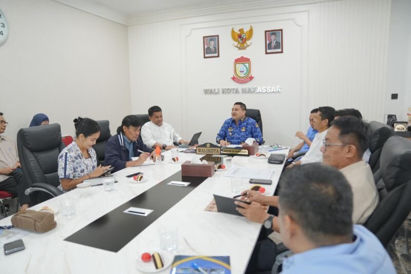 Wali Kota Makassar, Munafri Arifuddin, gelar rapat koordinasi bersama Plt Direksi BUMD di Kantor Balai Kota Makassar, Senin (2/6/2025)