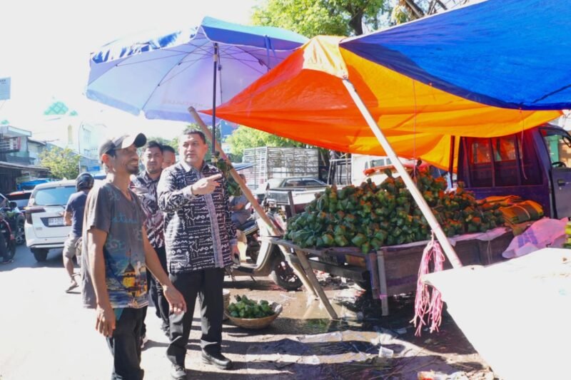 Wali Kota Makassar, Munafri Arifuddin, melakukan inspeksi mendadak (sidak) di Pasar Pabaeng-baeng, Kecamatan Tamalate, Kamis (5/6/2025)