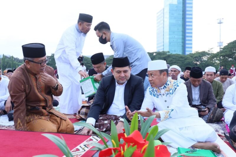 Wali Kota Makassar Munafri Arifuddin melaksanakan shalat Idul Adha di Lapangan Karebosi, Jumat 6 Juni 2025.