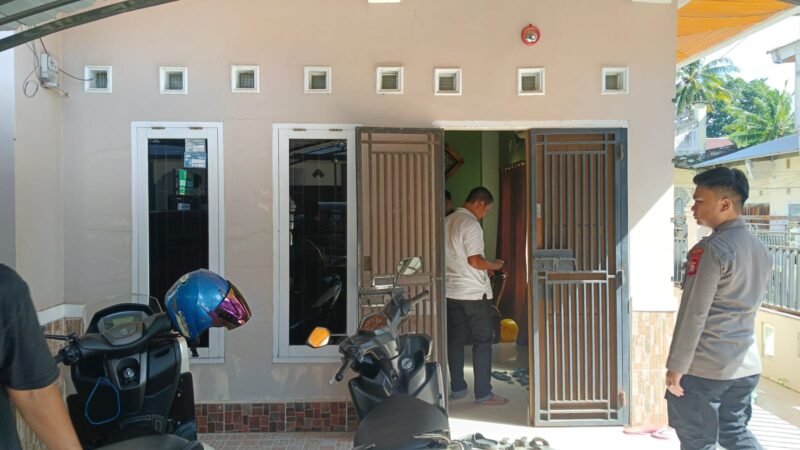 Kapolsek Tempe, AKP Candra Said Nur, SH., MH., melalui Kanit Reskrim Polsek Tempe, IPDA H. Abu, SH., MH., bersama personel piket mendatangi lokasi pencurian di dua unit rumah kosong di Jalan Dahlia, Kelurahan Lapongkoda, Kabupaten Wajo, Jumat (6/6/2025)