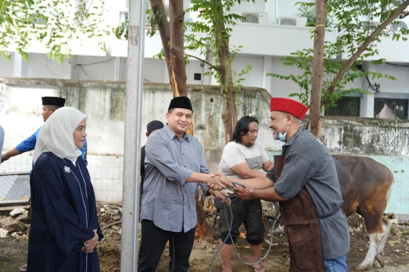 Wali Kota Makassar, Munafri Arifuddin bersama Aliyah Mustika Ilham menyaksikan langsung prosesi penyembelihan hewan kurban di lingkungan Pemkot Makassar dalam rangka perayaan Hari Raya Idul Adha 1446 H di Kantor Balaikota, Sabtu (7/06/2025)