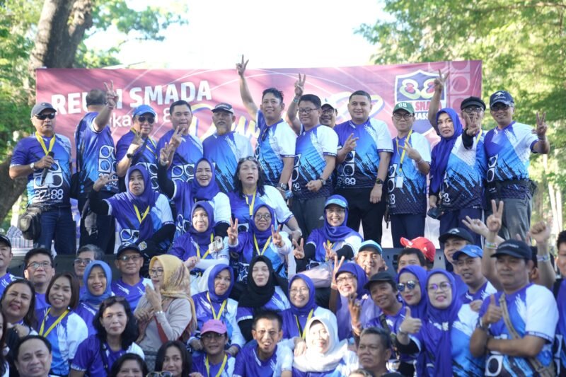 Wali Kota Makassar, Munafri Arifuddin, menghadiri sekaligus melepas secara resmi peserta kegiatan Jalan Sehat, Senam, dan Bakti sosial SMA Negeri 2  Makassar di Jalan Jenderal Sudirman, depan gedung IMMIM Makassar, Minggu (8/6/2025)