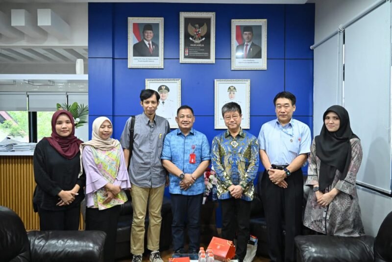 Plt Dirut Perumda PDAM Kota Makassar, Hamzah Ahmad, menerima kunjungan kehormatan dari Kepala Konsuler Jepang di Makassar, Ohashi Koichi, di Ruang Direktur Utama PDAM Makassar, Jl. Dr. Ratulangi, Selasa, (10/06/2025)