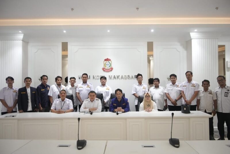 Wali Kota Makassar, Munafri Arifuddin, menerima audiensi dari pengurus Karang Taruna Kota Makassar di Kantor Balai Kota, Rabu (11/6/2025)