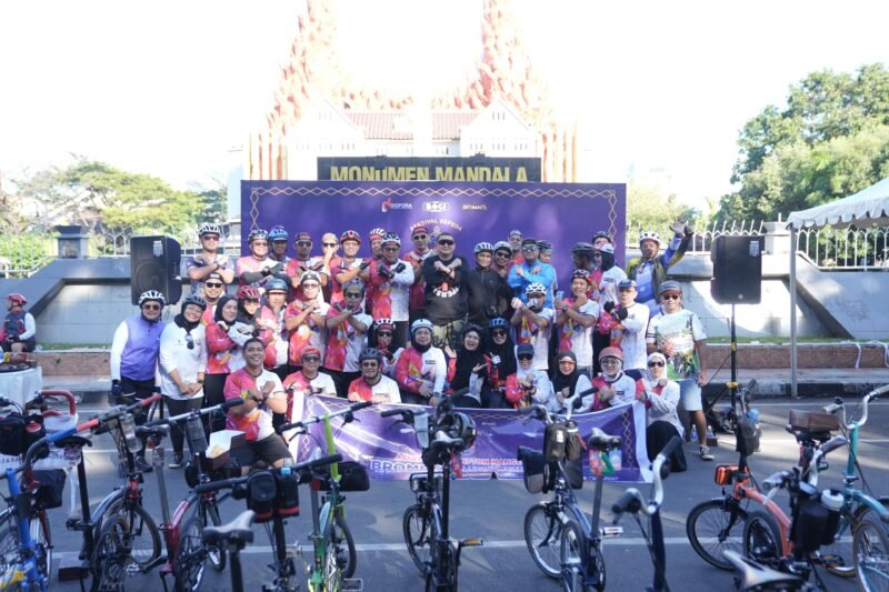 Wali Kota Makassar, Munafri Arifuddin, secara resmi mengikuti sekaligus melepas peserta Gowes Brompton Day Out yang dimulai dari Kantor Balai Kota Makassar di Jl. Ahmad Yani dan berakhir di Monumen Mandala, Jl. Jenderal Sudirman, Minggu (15/6/2025).