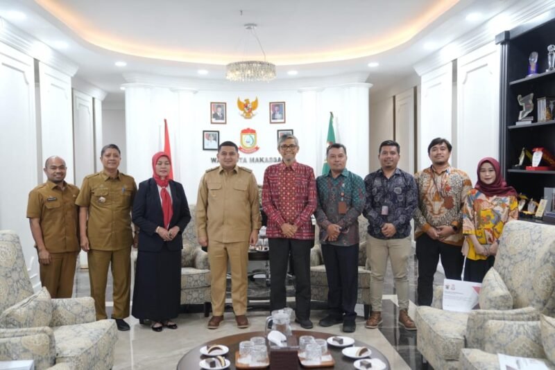 Wali Kota Makassar, Munafri Arifuddin menerima kunjungan silaturahmi Sekretaris Universitas Hasanuddin, Prof. Ir. Sumbangan Baja, di kantor Balai Kota Makassar, Senin (16/6/2025).