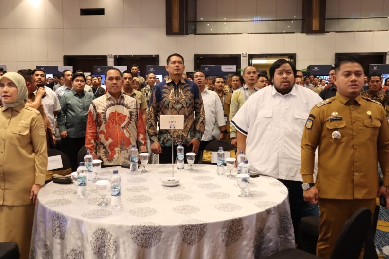 Bupati Wajo, H. Andi Rosman, bersama seluruh kepala daerah se-Sulawesi Selatan menghadiri pembukaan HIPMI MVT Connect 2025 yang digelar oleh Himpunan Pengusaha Muda Indonesia (HIPMI) Sulsel di Phinisi Ballroom, Hotel Claro Makassar, Senin (16/6/2025)