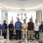 Wali Kota Makassar Munafri Arifuddin bertemu Ketua Yayasan Peduli Negeri, Syahruddin Ridwan bahas persoalan sampah di Kantor Balaikota Makassar, Selasa (17/6/2025)