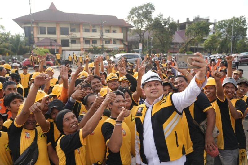 Wali Kota Makassar, Munafri Arifuddin, memimpin langsung kegiatan kolaboratif penanganan genangan melalui aksi kerja bakti lintas instansi di koridor Jl. A.P. Pettarani, tepatnya di sekitar kawasan Universitas Negeri Makassar (UNM), Rabu (18/6/2025) sore