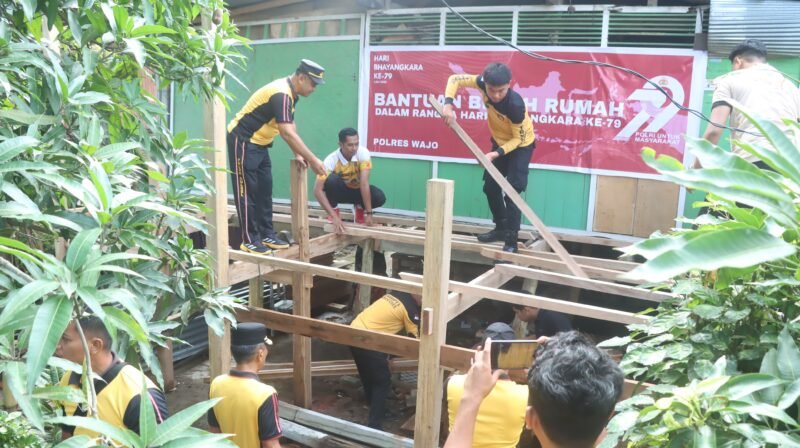 Waka Polres) Wajo, Kompol H. Andi Syamsu Lipu, S.Sos., M.H., bersama Kabag SDM Polres Wajo, AKP Agussalim, S.H., meninjau langsung lokasi program bedah rumah di Desa Lempa, Kecamatan Pammana, Kabupaten Wajo, Jumat (20/6/2025)