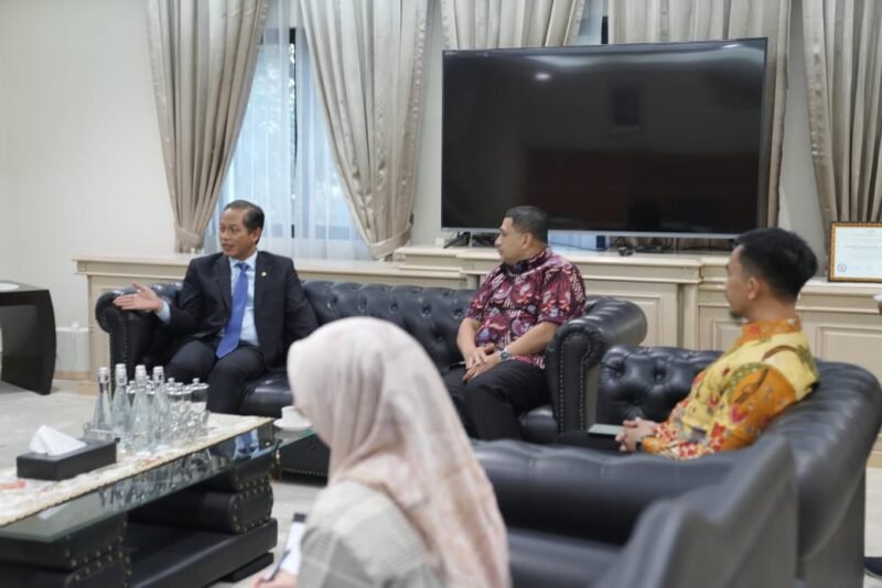Wali Kota Makassar, Munafri Arifuddin, melakukan audiensi dengan Menteri Lingkungan Hidup dan Kehutanan (LHK) RI, Dr. Hanif Faisol Nurofiq, di Kantor Kementerian LHK, Jakarta, Jumat (20/6/2025)