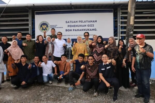 Wali Kota Makassar, Munafri Arifuddin, bersama Wakil Wali Kota Makassar, Aliyah Mustika Ilham, kompak mendampingi Kedeputian III Kantor Staf Presiden Republik Indonesia (KSP) dalam kunjungan verifikasi lapangan Makan Bergizi Gratis (MBG), Sabtu (21/6/2025)