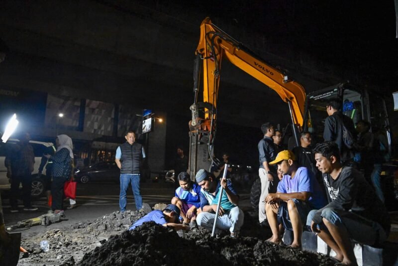 Plt Direktur Utama Perusahaan Daerah Air Minum (PDAM) Kota Makassar, Hamzah Ahmad, turun langsung meninjau perbaikan jaringan pipa di Jalan AP Pettarani, Jumat malam, 20 Juni 2025