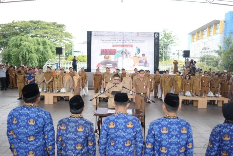 Wali Kota Makassar, Munafri Arifuddin memimpin prosesi pemberian SK kepada 1.746 PPPK di Lapangan Karebosi, Senin (23/6/2025)