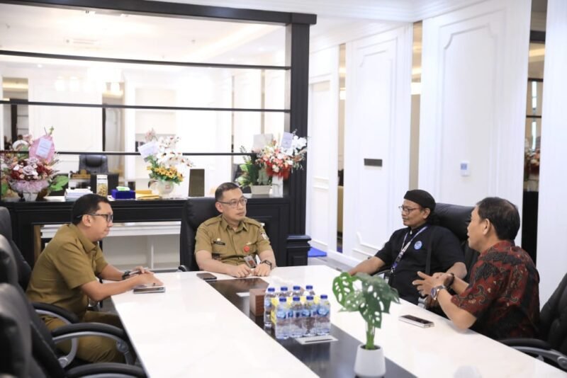 Sekertaris Daerah (Sekda) Makassar Andi Zulkifly menerima pengurus IWOI Sulsel di Ruang Rapat Sekda Kantor Balai Kota Makassar, Senin (23/6/2025)