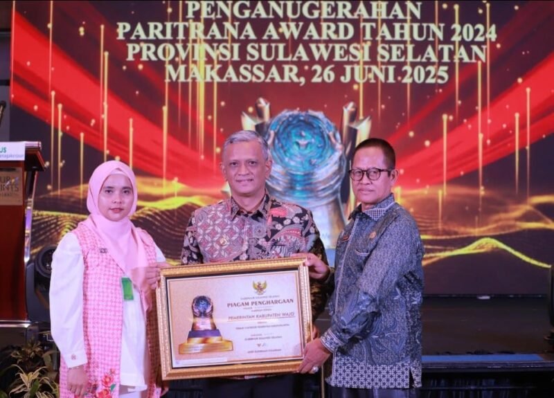 Wakil Bupati Wajo, H.Baso Rakhmanuddin didampingi Kadis Ketenagakerjaan dan Trasmigrasi serta Kepala BPJS Kabupaten Wajo usai menerima Paritrana Award