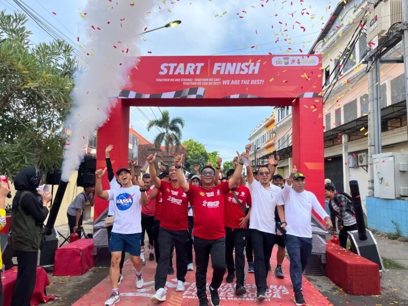 Wakil Bupati Gowa, Darmawangsyah Muin, bersama Kapolres Gowa, AKBP Muhammad Aldy Sulaiman melepas ratusan peserta Bhayangkara Fun Walk 2025, di Jalan Syamsuddin Tunru, Depan Kantor Polres Gowa, Sabtu (28/6/2025)