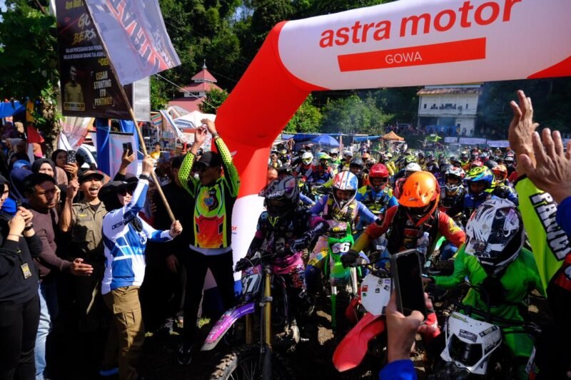 Bupati Kabupaten Gowa, Sitti Husniah Talenrang 
melepas peserta One Day Trail Kampung Adventure 2025 di Lapangan Butta Toa Longka, Desa Majannang, Kecamatan Parigi, Sabtu (28/6/2025)