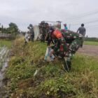 Koramil 1406-03/Maniangpajo yang dipimpin langsung oleh Serma Sumardi menggelar kegiatan Karya Bhakti dengan fokus pada pembersihan drainase dan sampah di sepanjang bahu Jalan Poros Kelurahan Dualimpoe-Sengkang, Kecamatan Maniangpajo, Kabupaten Wajo, pada Rabu (18/06/2025)
