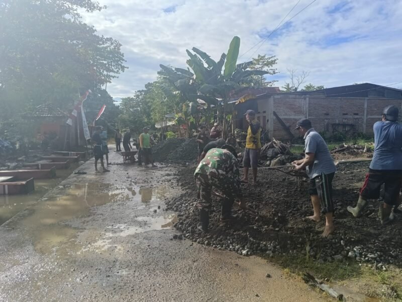 Babinsa Koramil 1406-10/Pitumpanua Serda Hamzah melaksanakan kegiatan karya bakti bersama warga berupa penimbunan jalan tani di Lingkungan Leworeng, Kelurahan Tobarakka, Kecamatan Pitumpanua, Kabupaten Wajo, pada Minggu (22/06/2025)