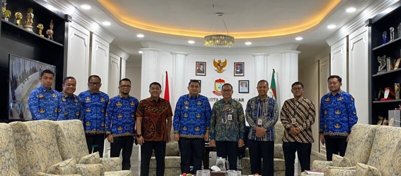 Wali Kota Makassar, Munafri Arifuddin menerima audiensi Kepala OJK Sulsel,  Mochammad Muchlasin di Kantor Balaikota Makassar, Selasa (17/6/2025)