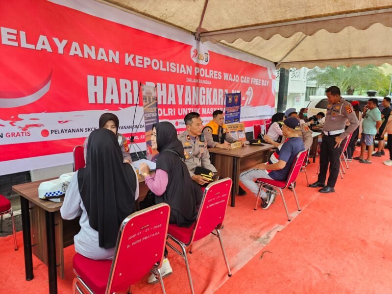 Dalam rangka menyambut Hari Bhayangkara ke-79 yang diperingati setiap tanggal 1 Juli, Polres Wajo melaksanakan kegiatan pelayanan publik kepada masyarakat yang dipusatkan di area Car Free Day, Lapangan Merdeka, Kelurahan Siengkang, Kecamatan Tempe, Kabupaten Wajo, Minggu pagi (22/6/2025)