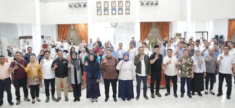 Wali Kota Makassar, Munafri Arifuddin, bersama Wakil Wali Kota Aliyah Mustika Ilham memimpin Rapat Koordinasi bersama penggiat lingkungan di Rumah Jabatan Wali Kota, Rabu (25/6/2025)