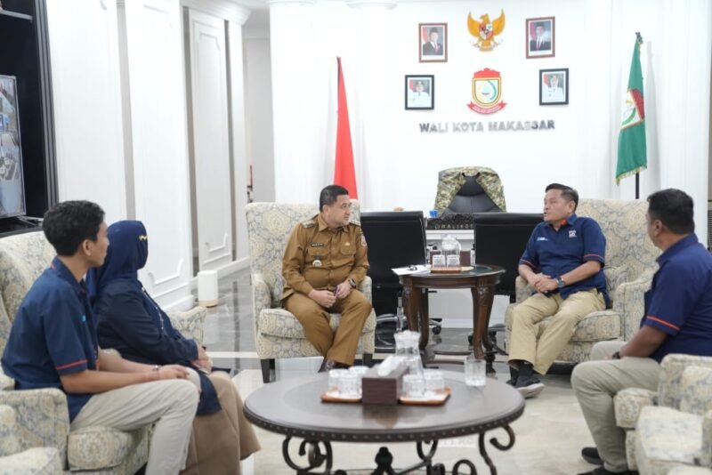 Wali Kota Makassar Munafri Arifuddin merima kunjungan silaturahmi Kepala Kantor PT Pos Indonesia Regional VI Makassar, Hasan Jaidi Tarigan, di Kantor Balai Kota Makassar, Selasa (3/6/2025)