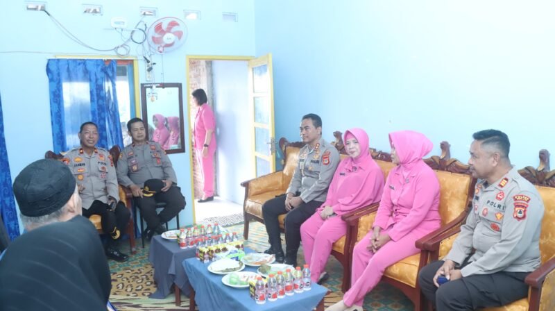 Dalam rangka menyambut (HUT) Bhayangkara ke-79 tahun 2025, Kapolres Wajo AKBP Muhammad Rosid Ridho, S.I.K., melaksanakan kegiatan anjangsana sebagai bentuk penghormatan dan silaturahmi kepada purnawirawan Polri, warakawuri, serta anak yatim keluarga besar Polri, Kamis (26/6/2025)