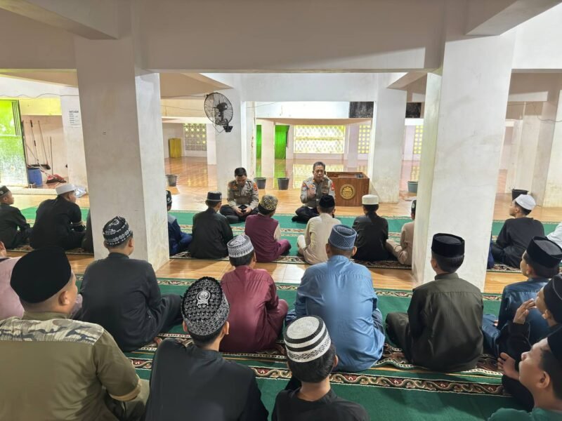 Kasat Binmas Polres Wajo, AKP H. Subahana, S.Sos., bersama Brigpol Ashar, S.H., dan Briptu Henrianto, S.H., memberikan penyuluhan kepada para santri Pondok Tahfidz Qur’an Ummil Hasanah pada Kamis, 12 Juni 2025
