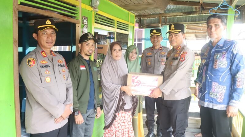 Menyambut Hari Bhayangkara ke-79, Polres Wajo menggelar kegiatan bakti sosial berupa pembagian paket sembako kepada warga kurang mampu di wilayah Kecamatan Tempe, Kabupaten Wajo, Jumat (13/6/2025) pagi