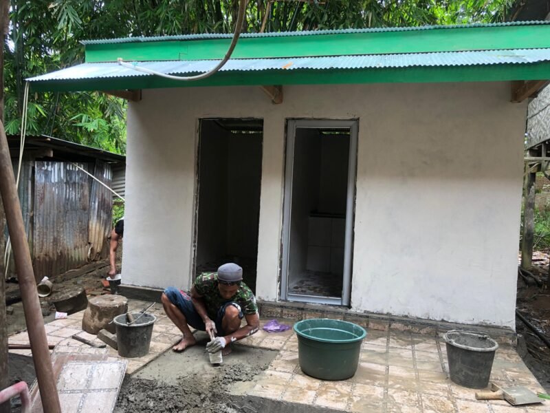 Progres pembangunan fasilitas Mandi, Cuci, Kakus (MCK) oleh personel Satuan Tugas TNI Manunggal Membangun Desa (TMMD) ke-124 Kodim 1406/Wajo telah mencapai 95 persen